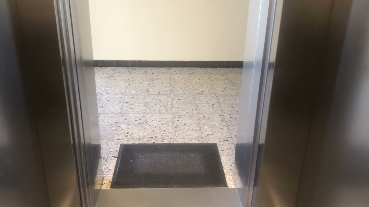 Fahrstuhl KONE MonoSpace 500 im Wohnhaus Eduard-Schlichting-Straße 25 Neumünster