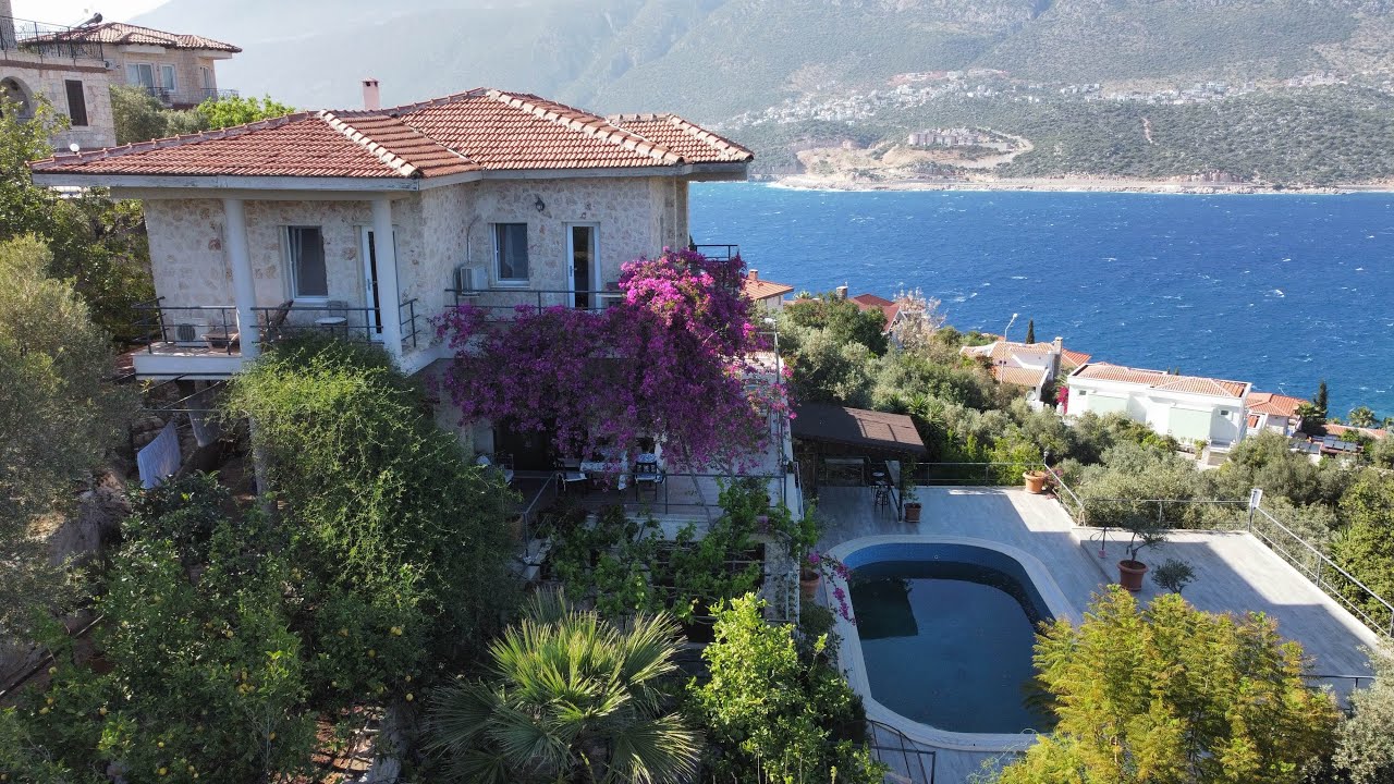 KAŞ ÇUKURBAĞ YARIMADASI’NDA 1425 m2 ARSA ÜZERİNDE SATILIK LÜKS VİLLA