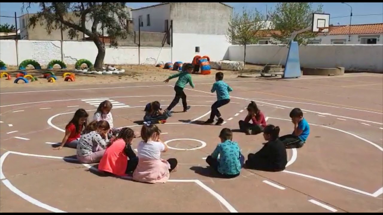 La zapatilla por detrás