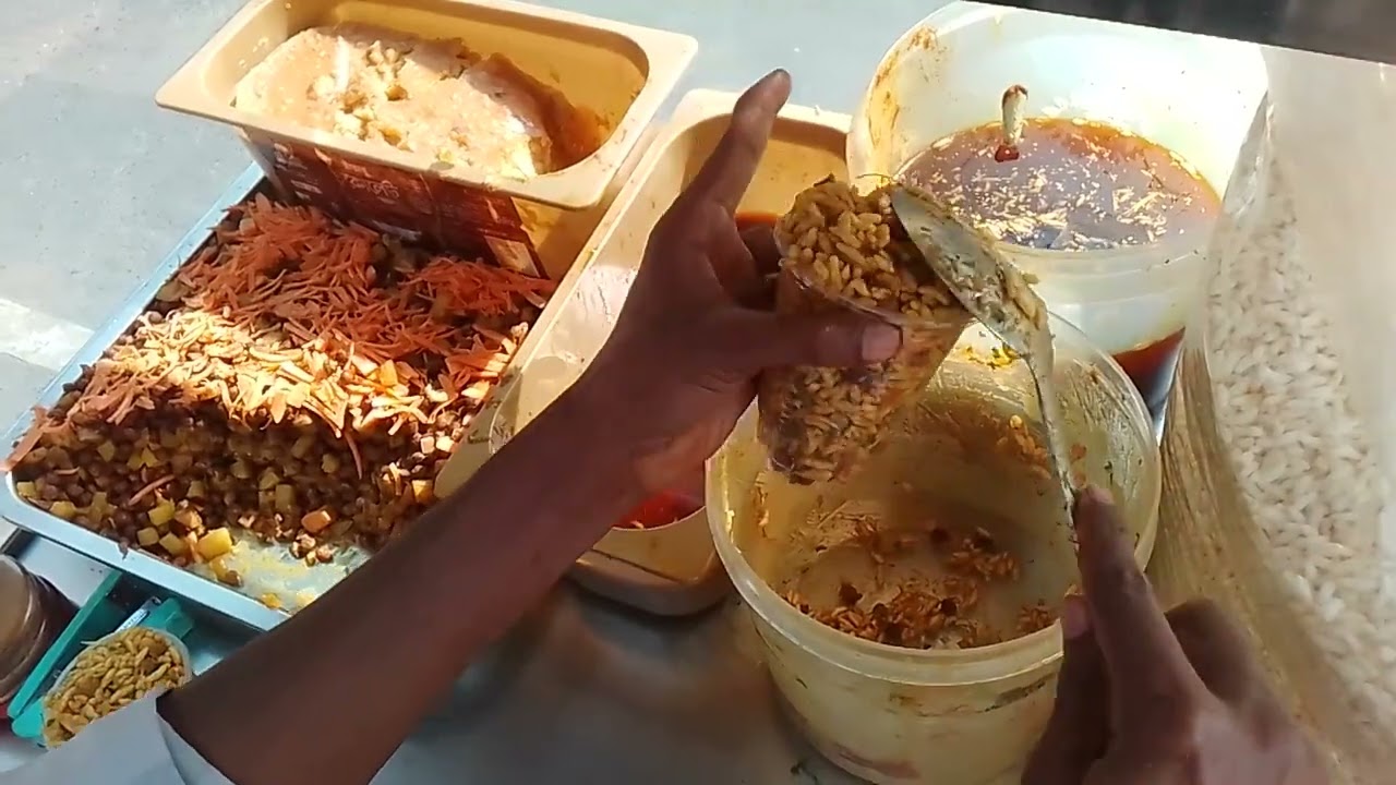 ২০ টাকায় পেট ভরা মজা! ঢাকার সেরা ঝালমুড়ি