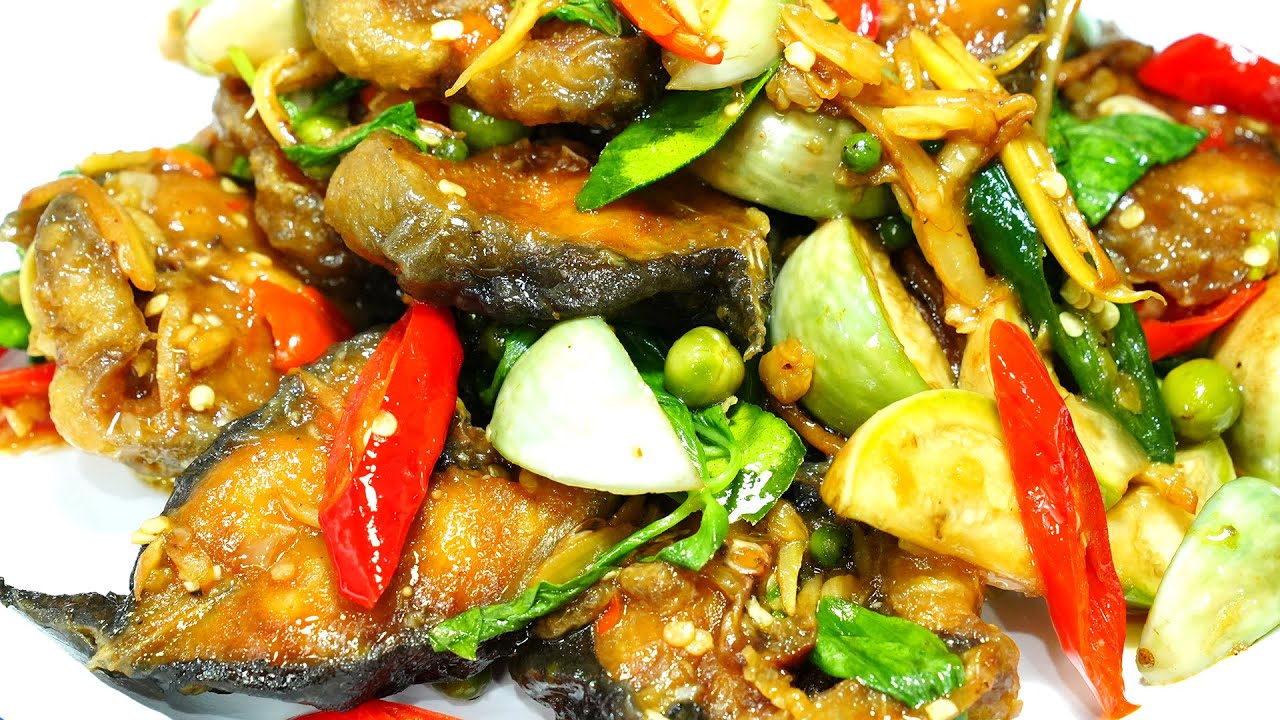 ผัดฉ่าปลาดุกทอด ใส่มะเขือเปราะ หอมอร่อยเข้มข้นทำกินง่าย Spicy Thai Crispy Fried Catfish Stir-fry