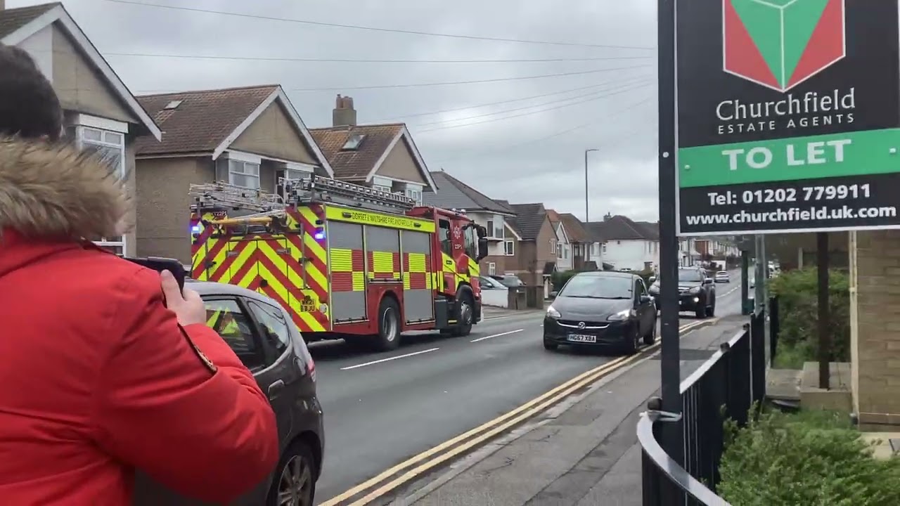 Dorset & Wiltshire Fire & Rescue Service Scania P280 responding through the Bournemouth area 