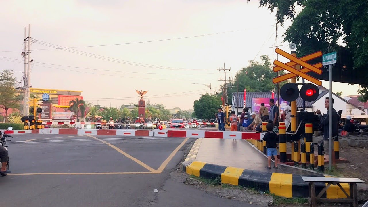 LANGSIRAN UNIK KERETA MINYAK DI PERLINTASAN KERETA API MADIUN, SORE HARI