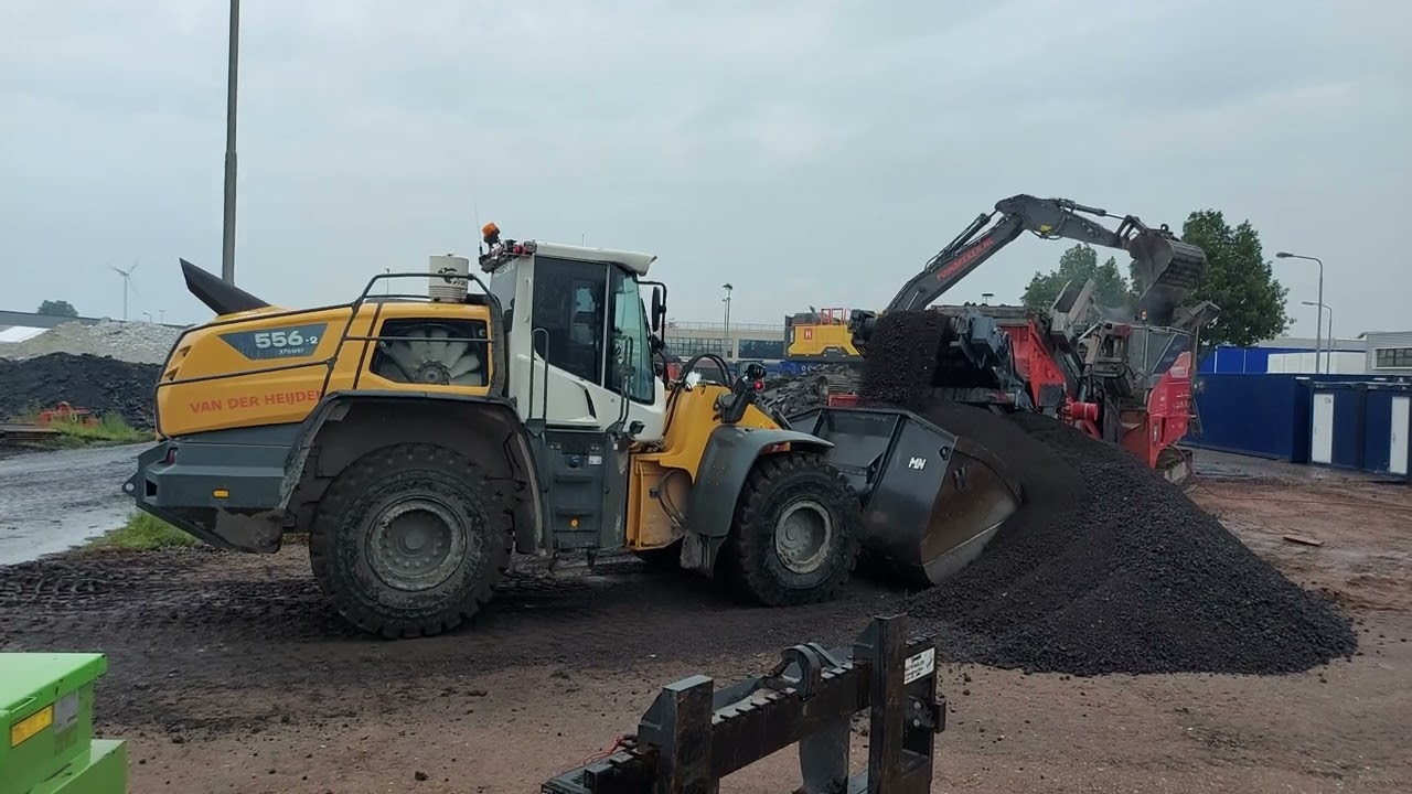 LIEBHERR 556-2 LOADING VOLVO A30F