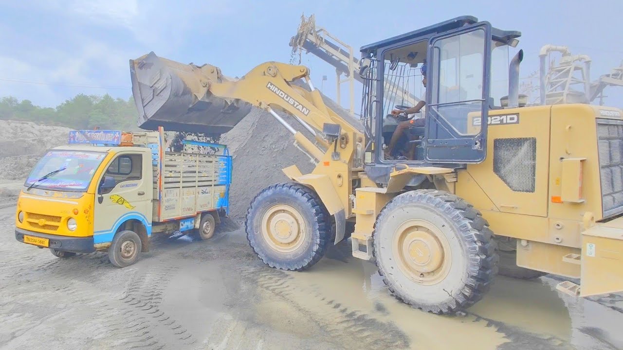 TATA AC SMALL TRUCK M SAND HINDUSTAN LOADING ONE BUCKET FULL LOAD Tata AC stuck stuck gadi overload
