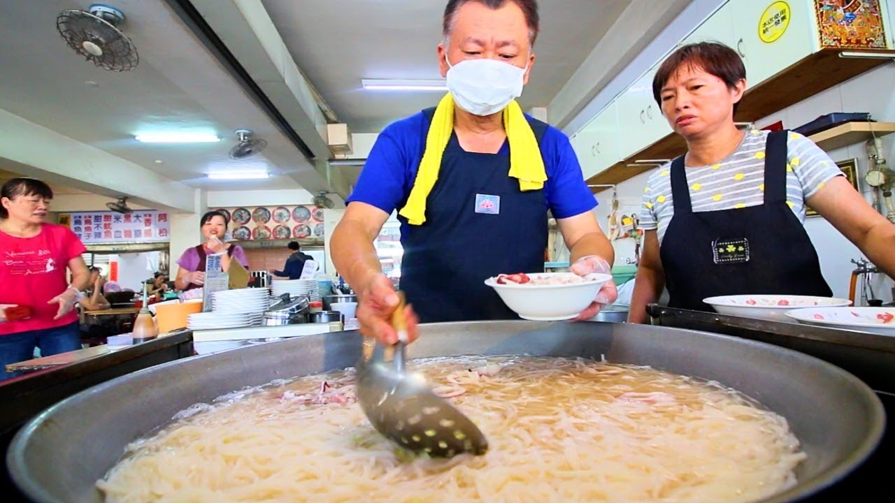 Squid Noodles - Street Food in Taiwan | INCREDIBLE Taiwanese Street Food tour in Tainan, Taiwan
