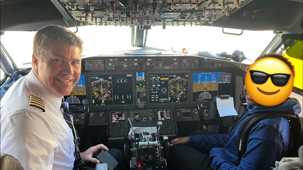 Boeing 737-Max8/9 cockpit tour!