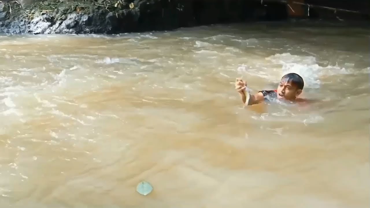 Ngobeng ikan di sungai