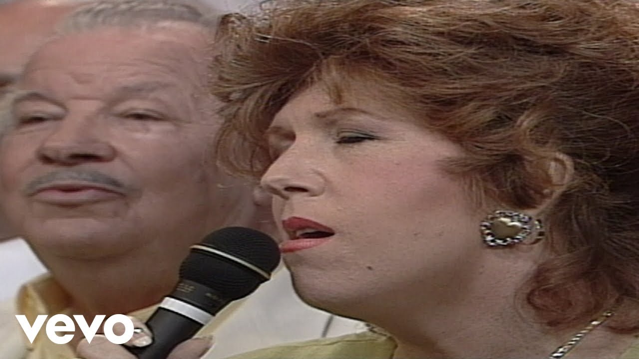 Bill & Gloria Gaither - Hear the Voice of My Beloved [Live] ft. Cynthia Clawson
