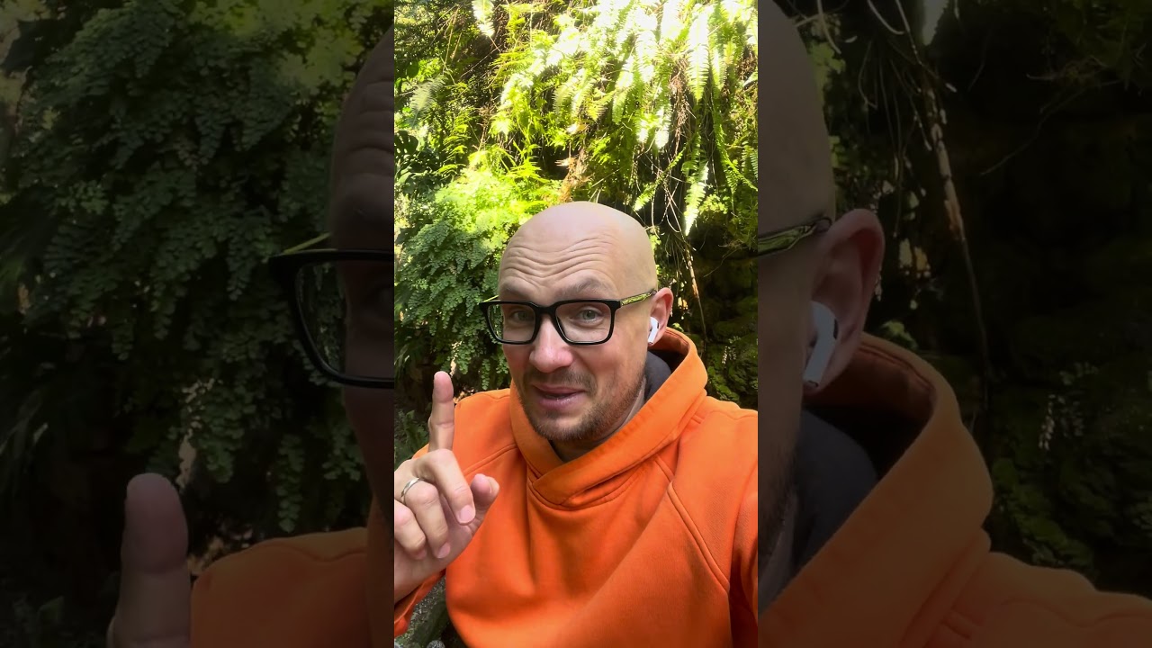 Клеил объявления и был счастлив. Основано на реальных событиях.