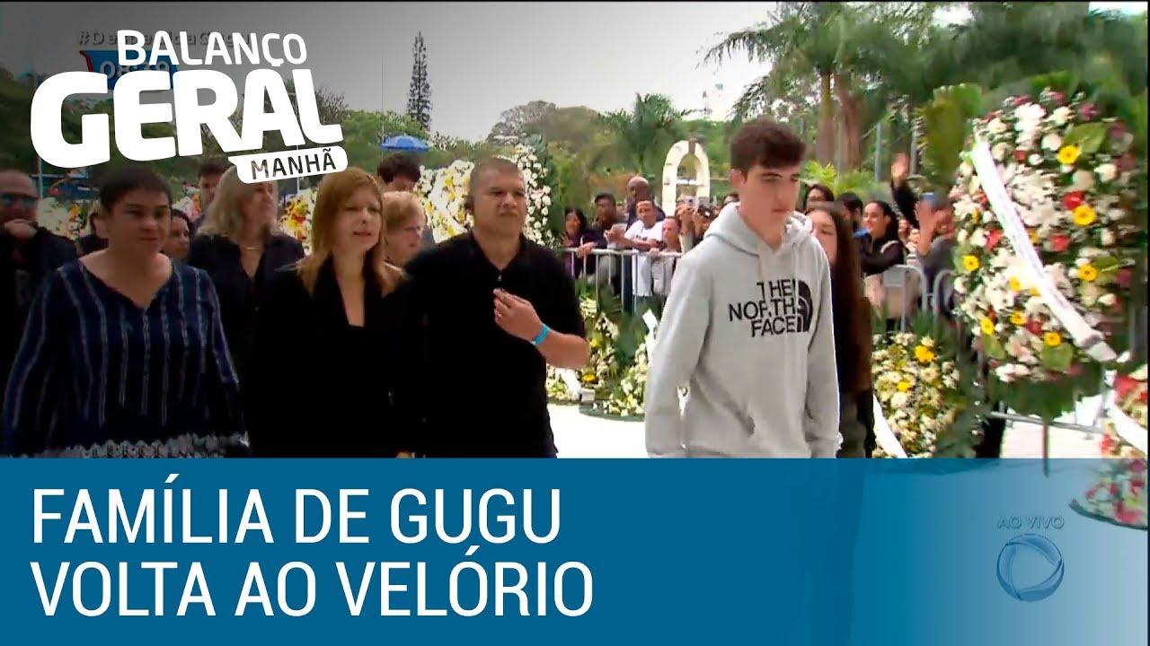 Filho e esposa de Gugu agradecem fãs na chegada ao velório