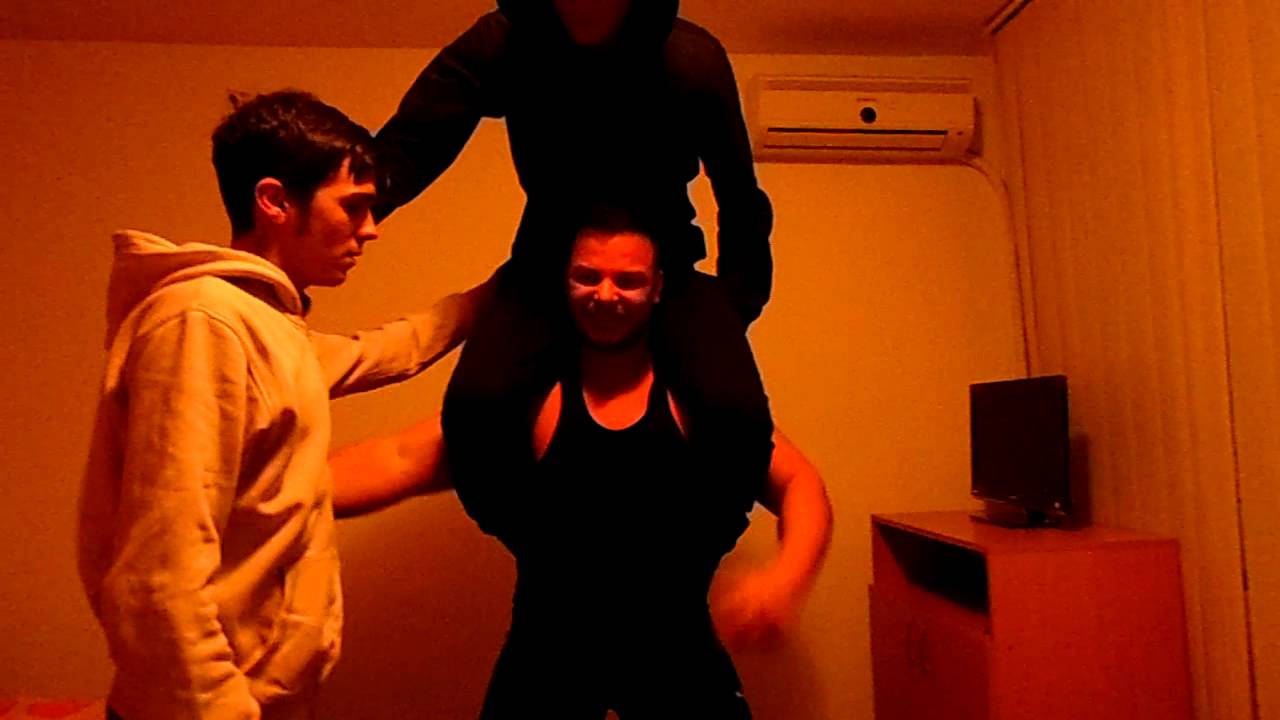 Gabriel MuscleDominus-lift and carry two guys !!!
