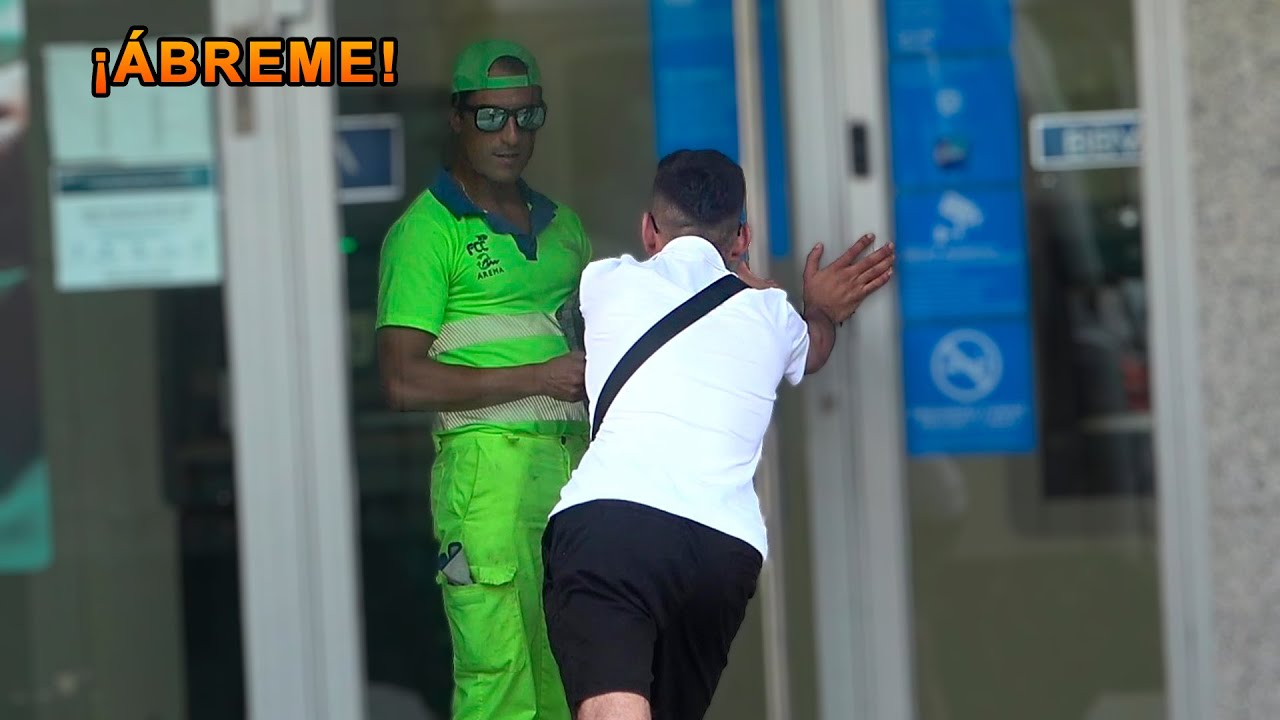 Encerrando a Desconocidos en el Banco 😂 [Broma C&aacute;mara Oculta]