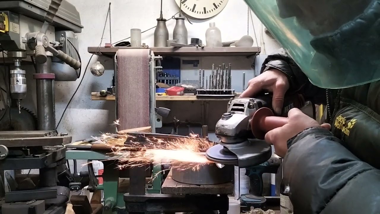 Messerbau, umschleifen einer Klinge aus einer Feile.