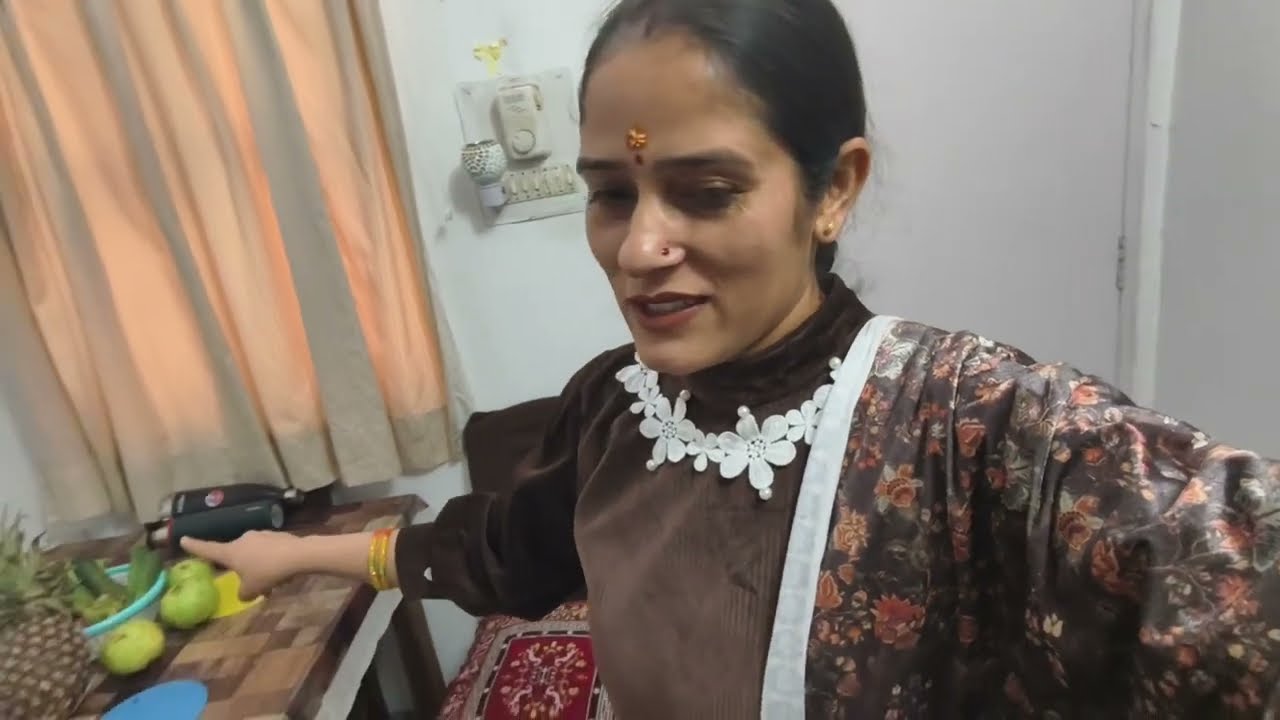 आज दो दो चीजें बना दी सबके कहने पर। पहली बार खिलाया बच्चों को कस्टड fruit 🍑 🍓। 