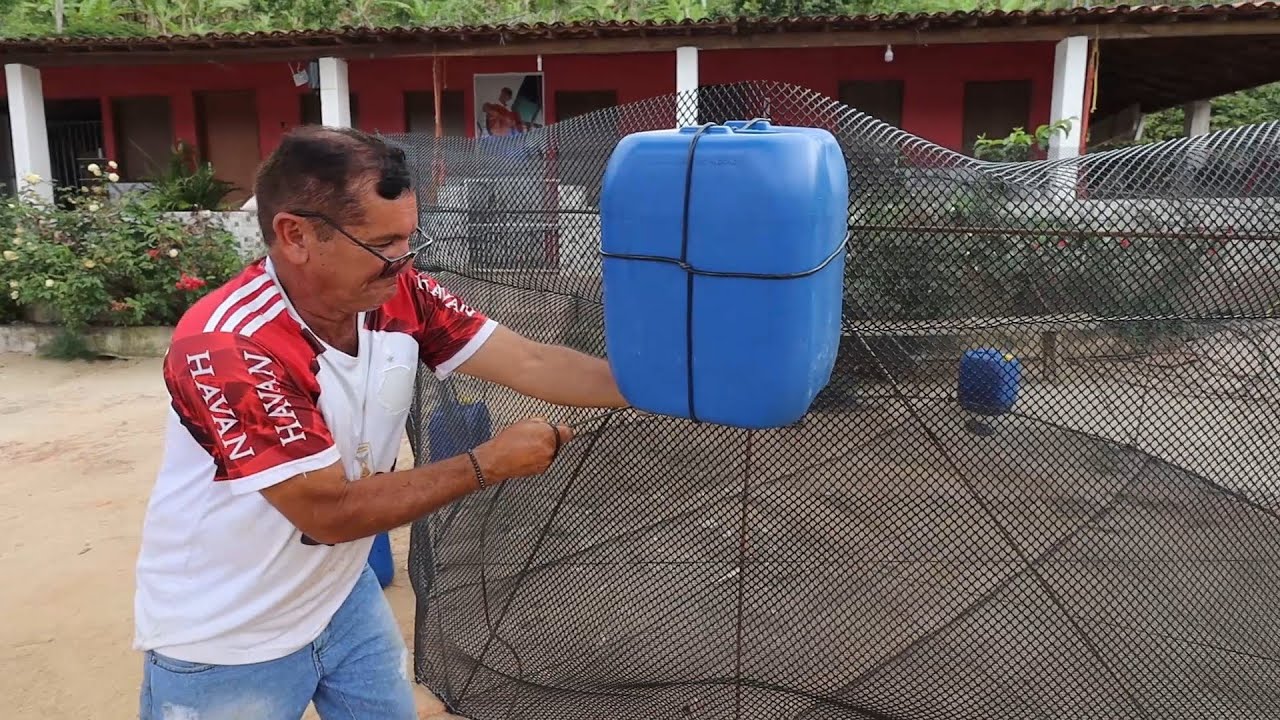 FAZENDO UMA GAIOLA (TANQUE-REDE) PARA CRIAR PEIXES (TIL&Aacute;PIA) + COLOCANDO NA &Aacute;GUA