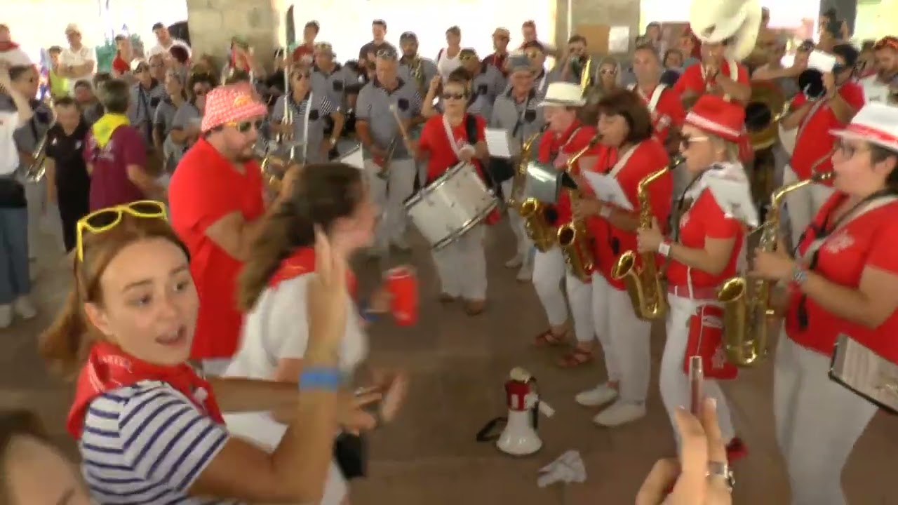 A NOS SOUVENIRS par la banda A BISTO DE NAS dans le final
