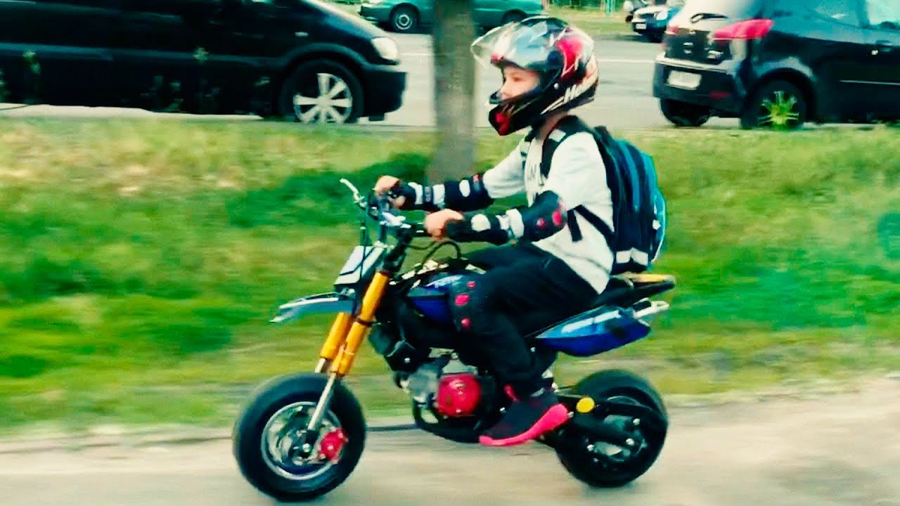 Den hace buenas obras en su Motocicleta! | Aventuras en Moto para ni&ntilde;os!