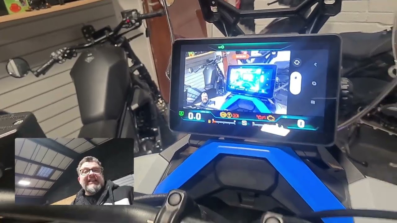 Zontes 368G транслирует изображение с телефона на 8-дюймовый экран.