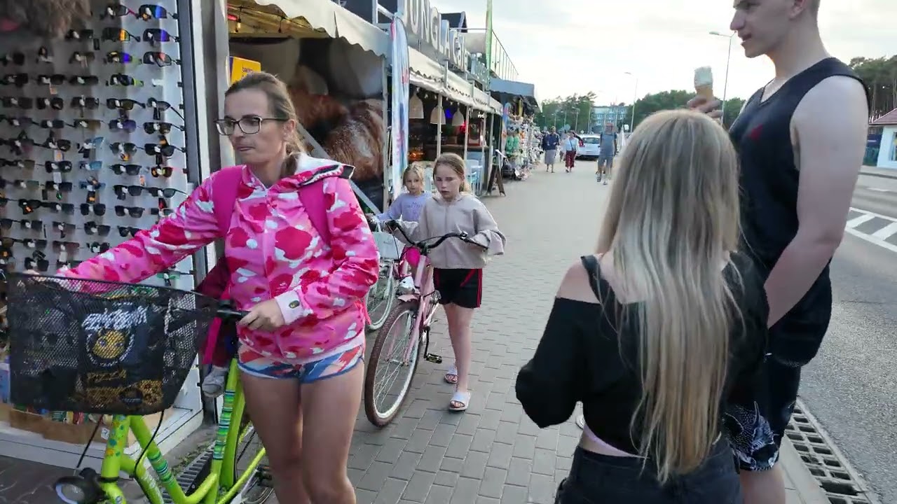 Plażowa atmosfera w Dźwirzynie - tłumy turystów i relaksujący wypoczynek | Lato 2025 [4K]