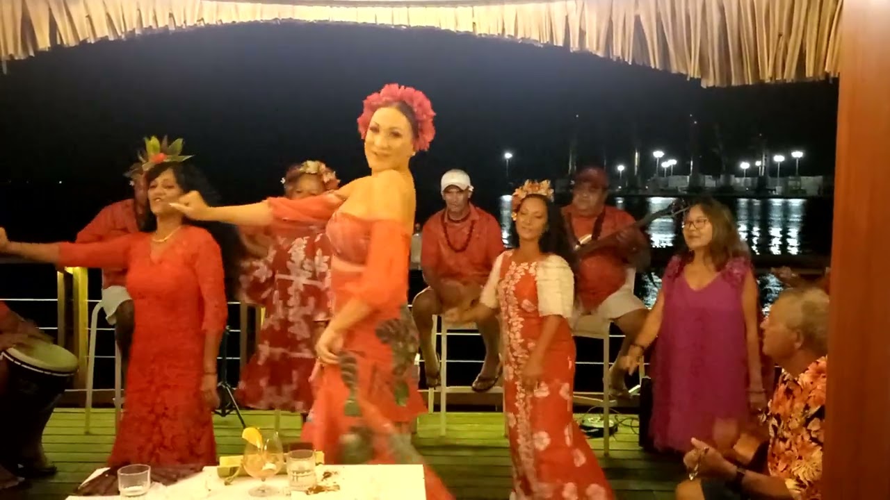 Shelby Hunter & friends - Tahitian Dance  at Le Moana/Te Honu Tahiti