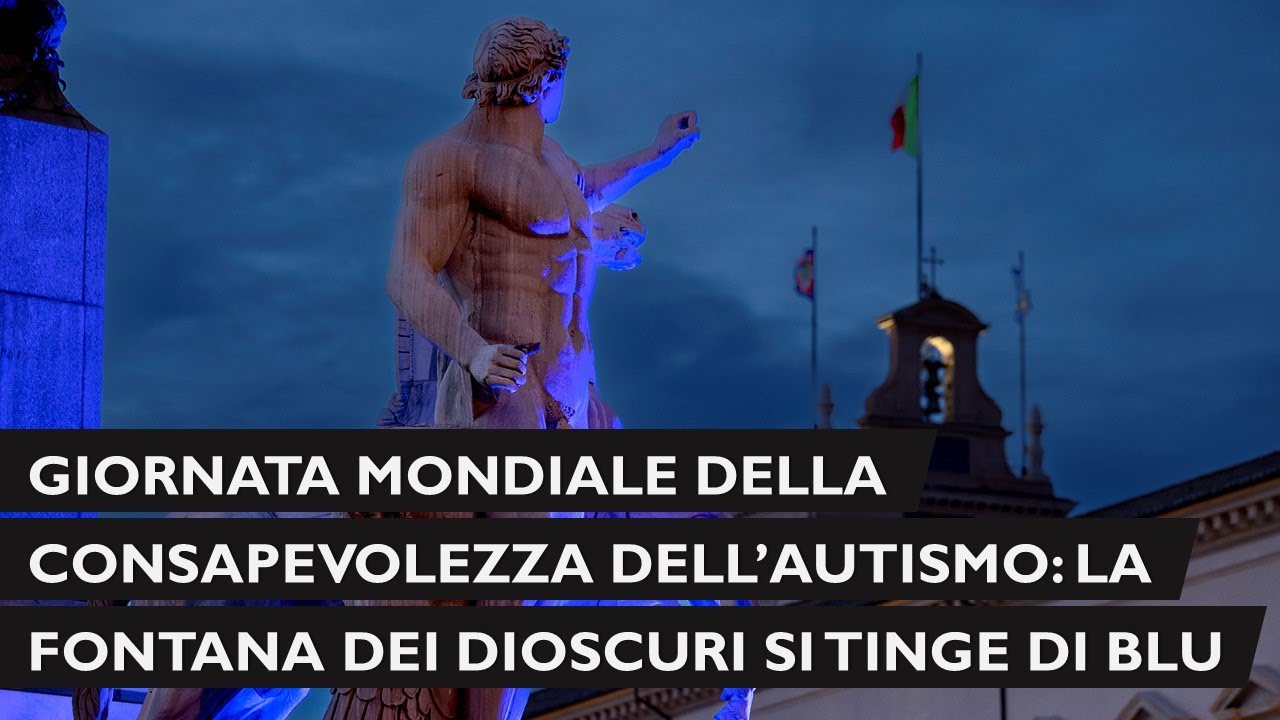 La fontana dei Dioscuri illuminata di blu