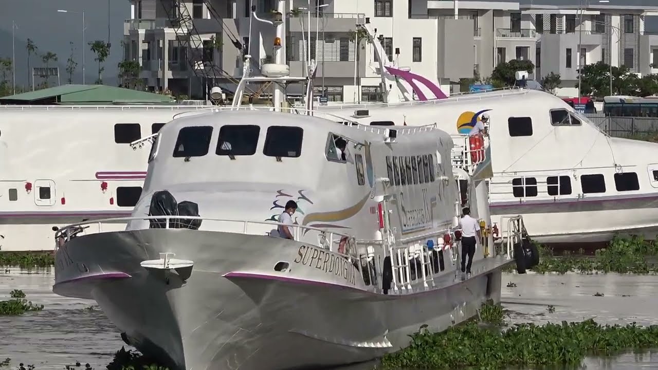 Superdong ship/Chiếc cao tốc chở đầy khách ra đảo du lịch