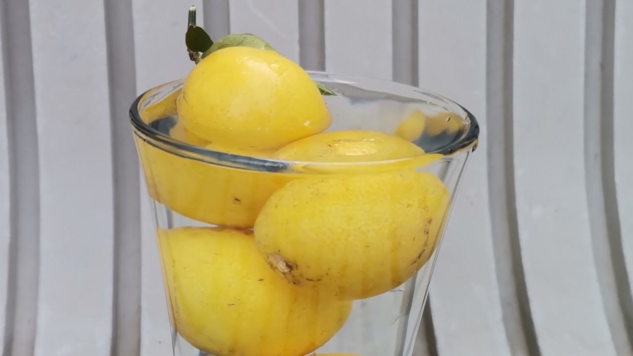 FRESH YELLOW LEMONS IN GLASS | NATURE BEAUTY