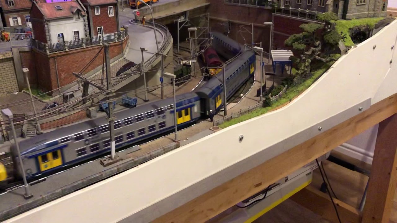 Marklin BB 22200 Infra locomotive and a double deck Vitrains Nord-Pas-de-Calais set 1105