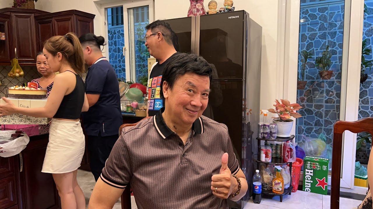 Gia đình hội tụ tại Việt Nam