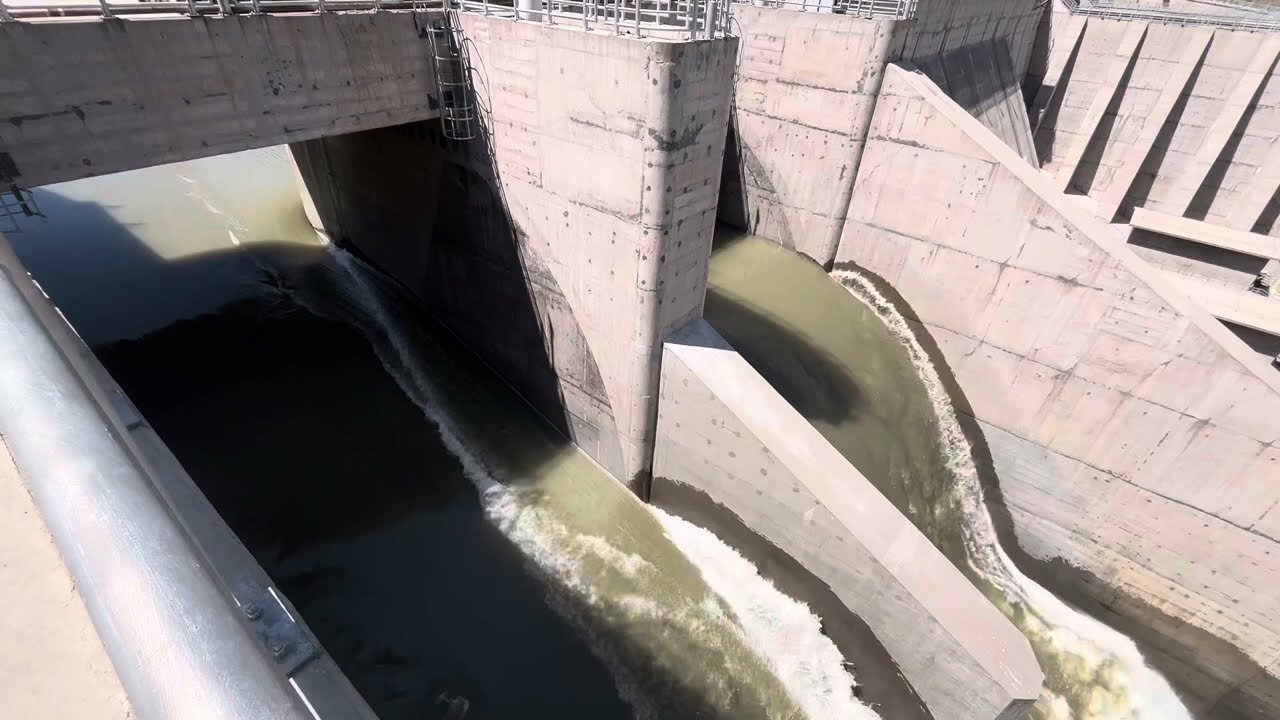 Dam flap gates discharge
