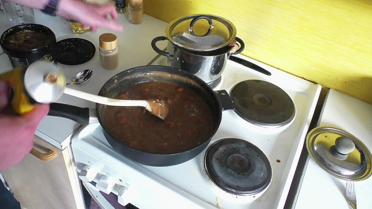 Nakkikastike ja perunat kerrankin aika perusmeiningillä