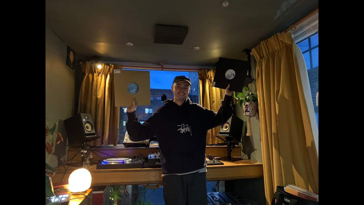 [01] (studio) picnic guest with DJ Peach Iced Tea