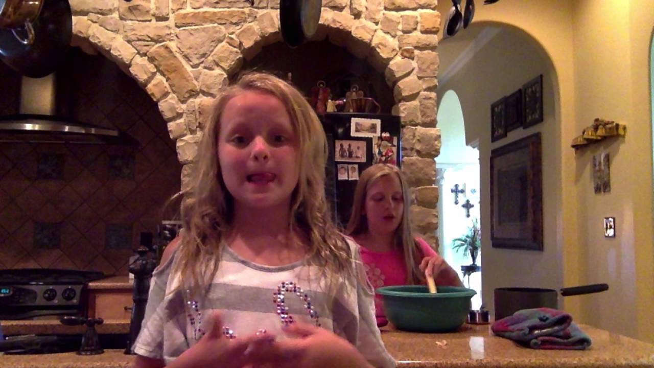 MAKING GROSS JELLO!!!!/JoJo and Elle