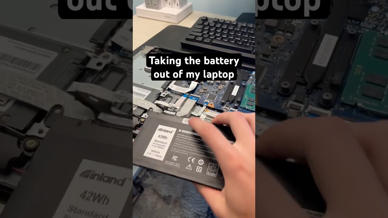 Вынимаю аккумулятор из своего старого ноутбука Dell #технологии #ноутбук #techtok #ремонт #yaptech