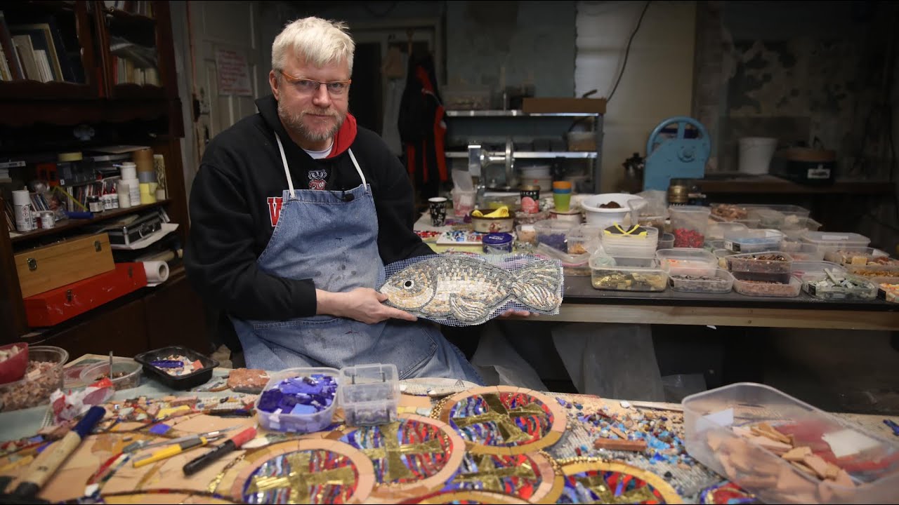 Człowiek, który życie składa w mozaikę