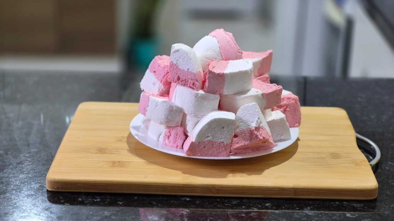 Paano gumawa ng lutong bahay na marshmallow, simple at mabilis.