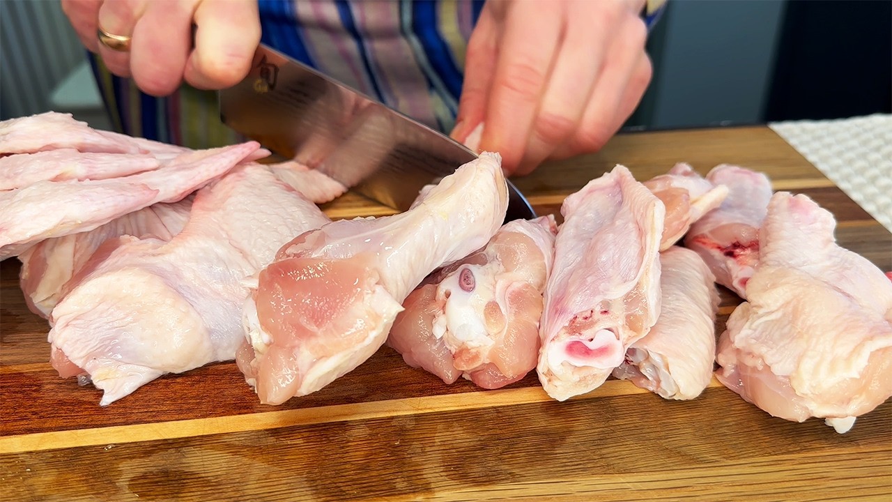 Запеченные в духовке куриные крылышки 🐔 с вкусным соусом — рецепт на обед🥘.