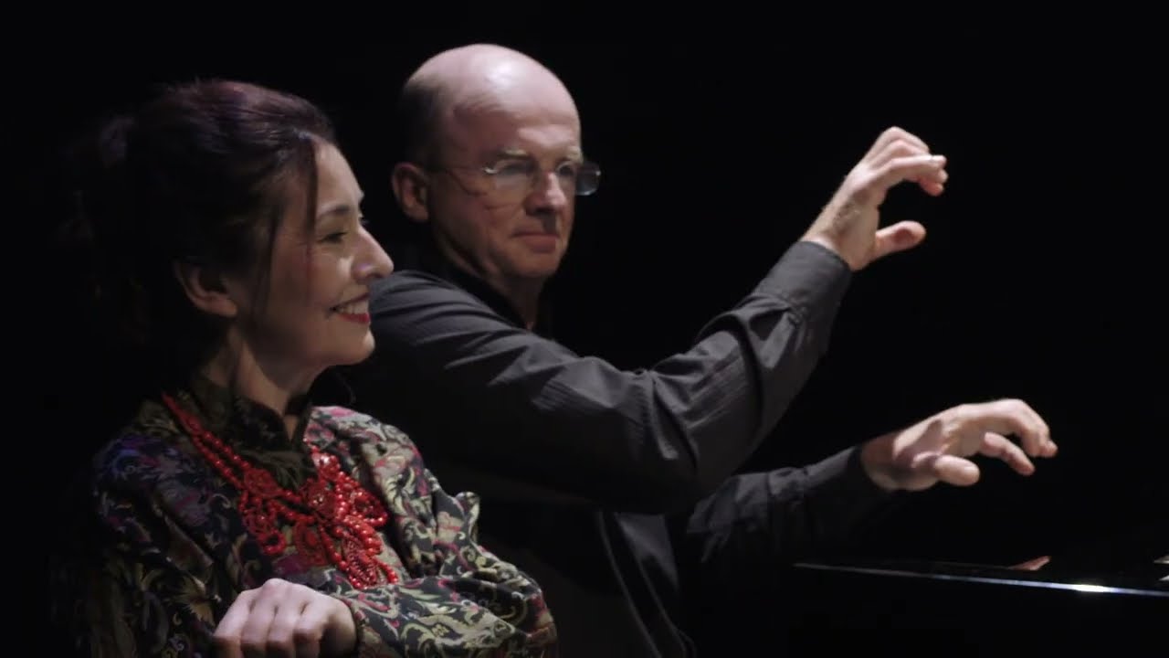 ROUND ABOUT MOZART · Carmen Martínez-Pierret & Guillaume de Chassy