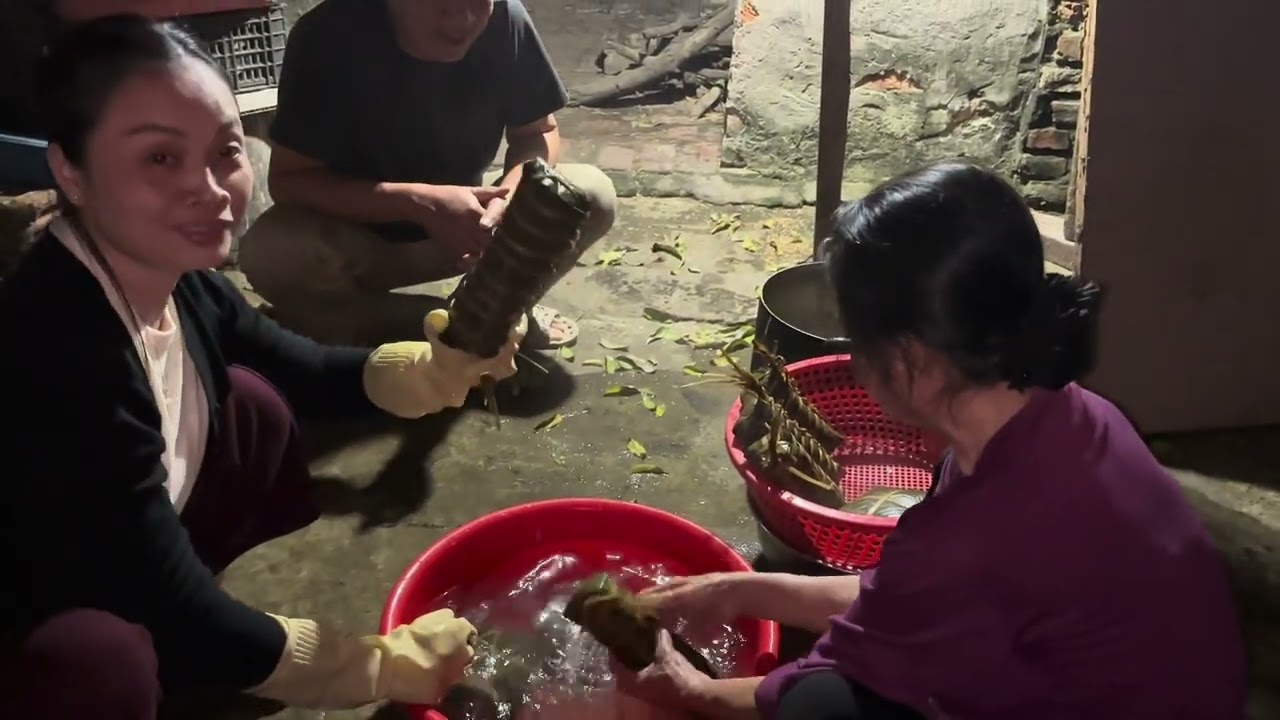 Gói bánh chưng ngày 28 Tết 2026