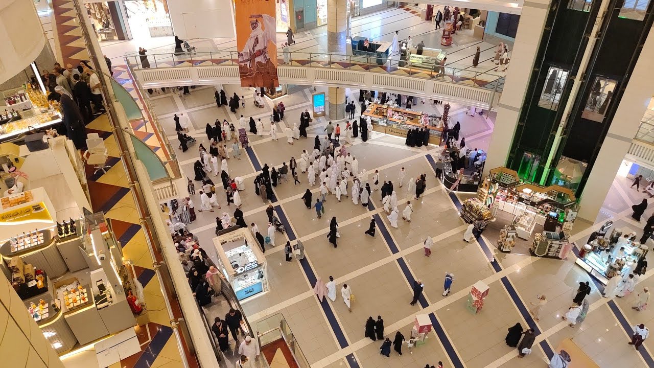 SUASANA DI FOODCOURT MENARA JAM - LEBIH 50 BUAH KEDAI MAKAN TERSEDIA