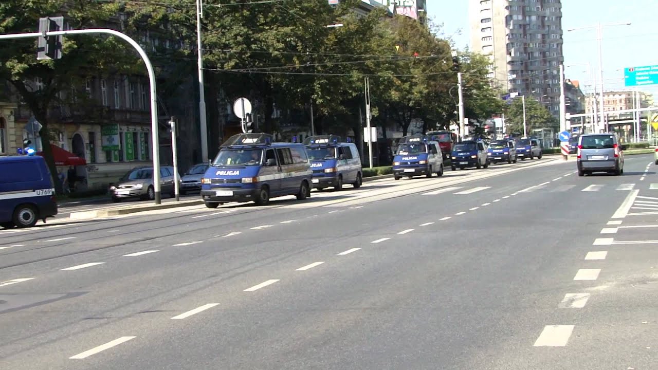 Alarmowo kolumna radiowozów Policji we Wrocławiu