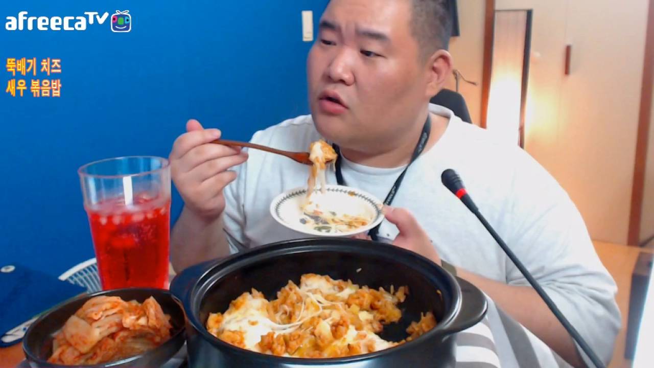 뚝배기 치즈새우 볶음밥 푸우의 퓨전요리먹방 ㅎㅎㅎㅎ