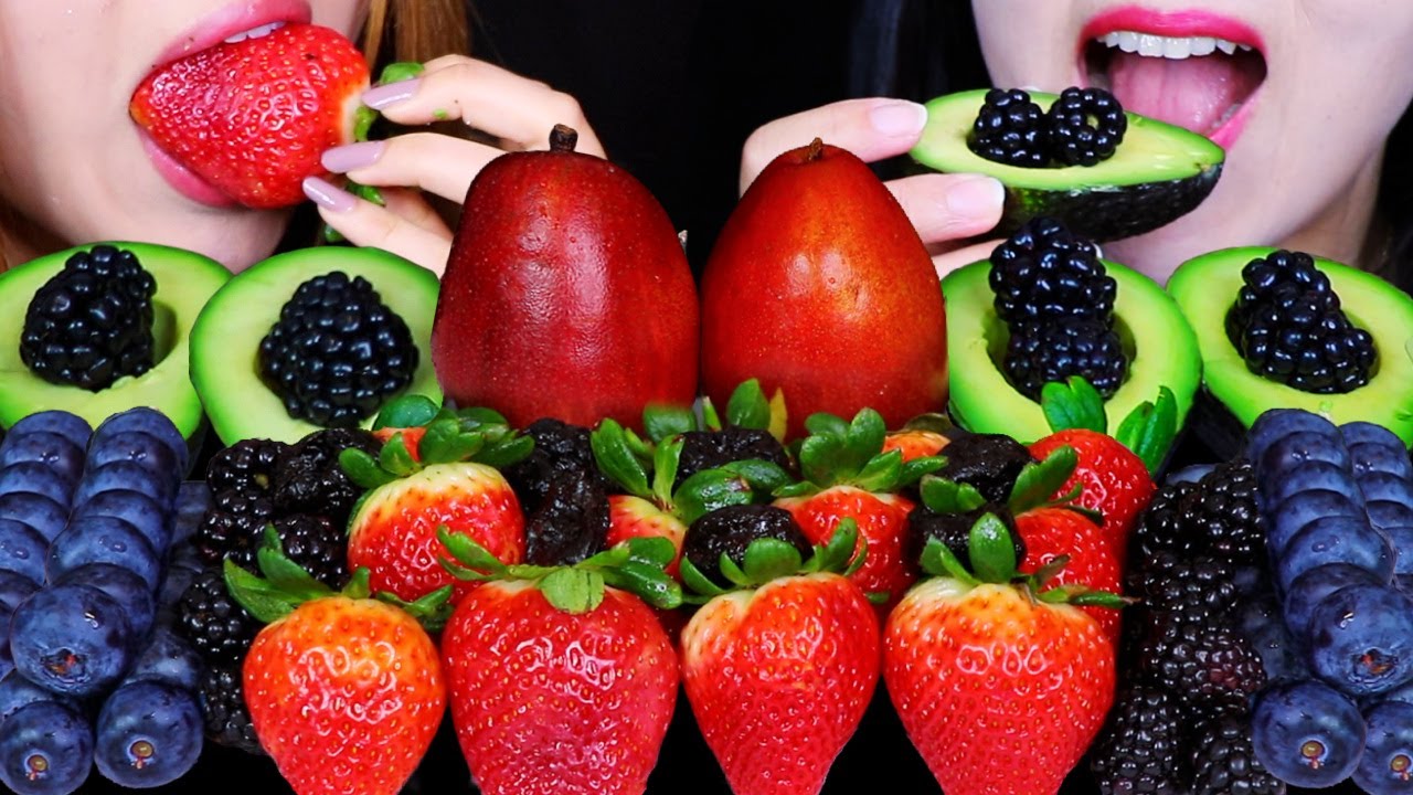 ASMR FRESH FRUIT FEAST! BLACKBERRIES, GIANT STRAWBERRIES, AVOCADO, JUMBO BLUEBERRIES, PRUNES, PEARS