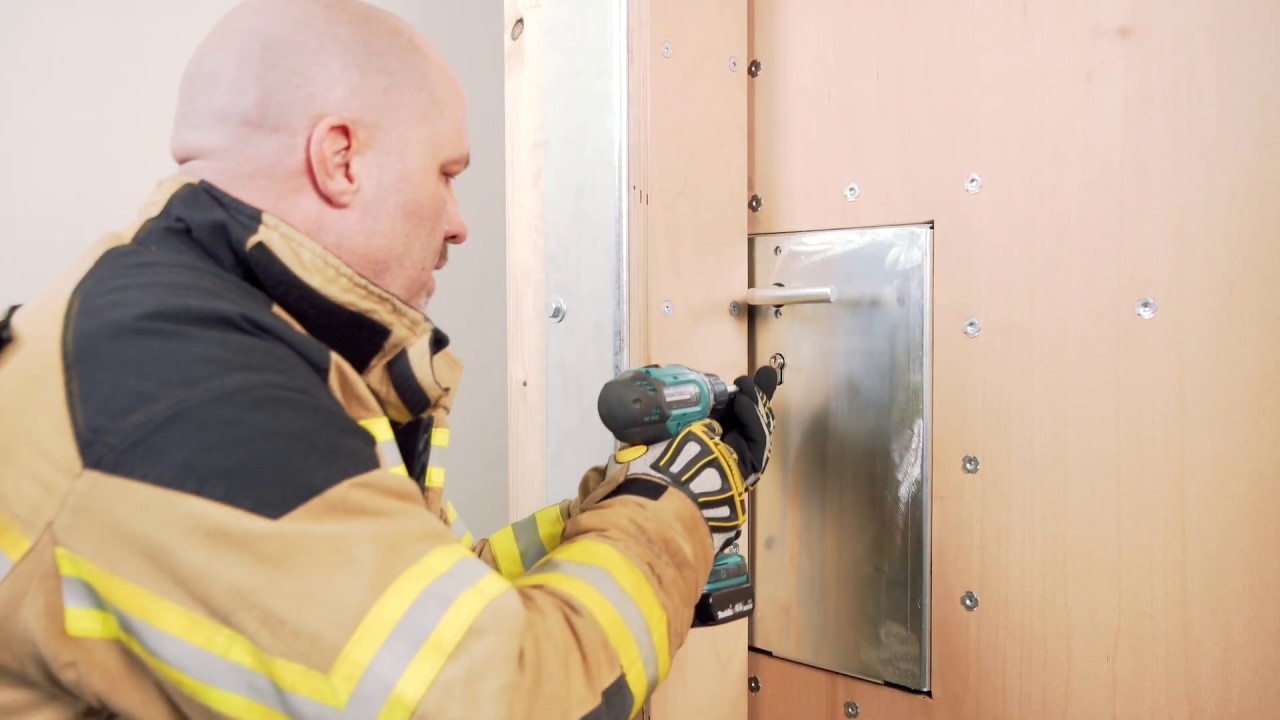 Türöffnungswerkzeug multiZETTEX und Trainingstüren für die Feuerwehr