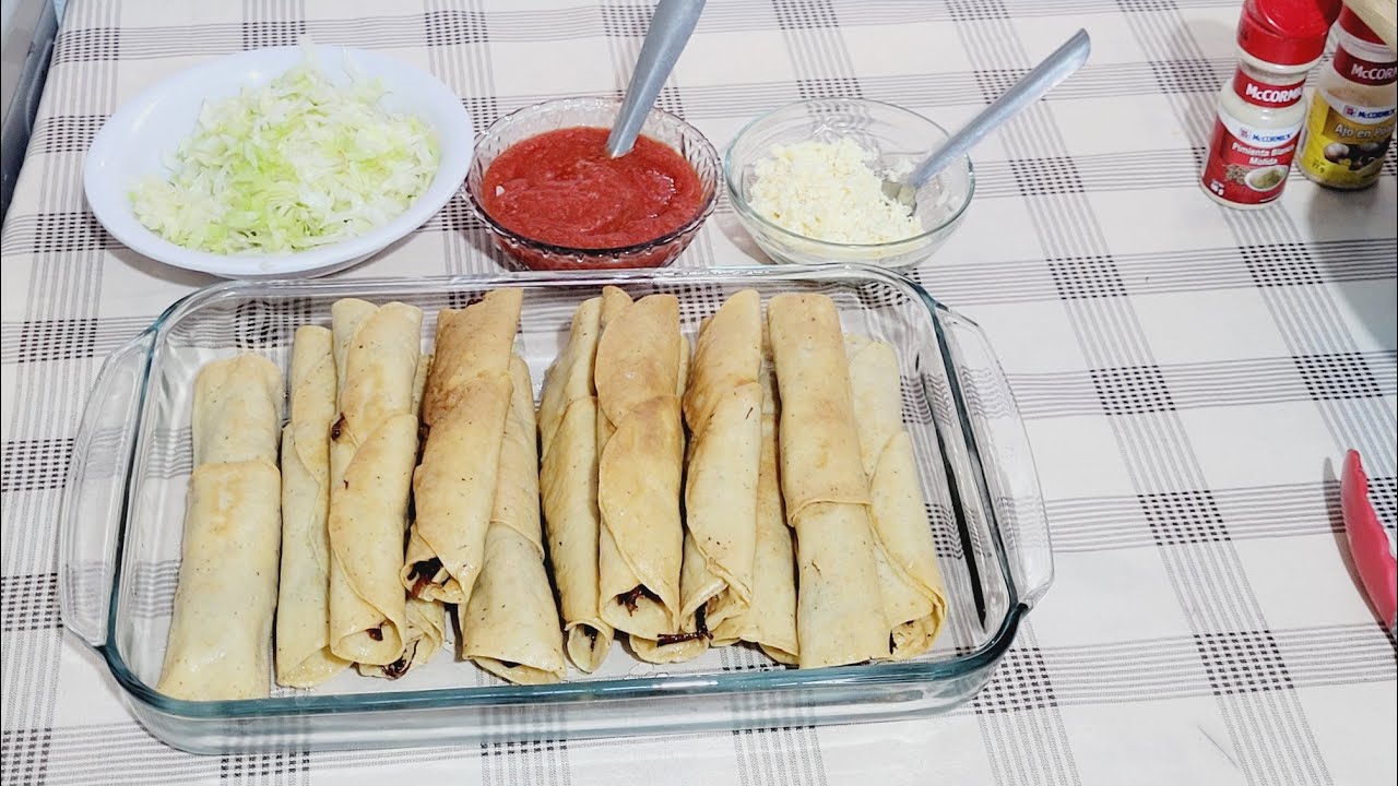 Flautas de carne deshebrada de res#antojitos mexicanos