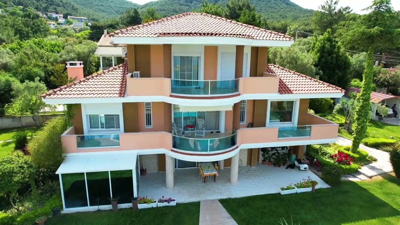 Urla Güvendik'te 2132 m2 İçinde Deniz Manzaralı Müstakil Villa