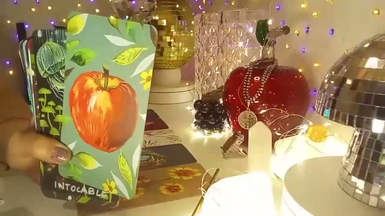 PISCIS - SUS SENTIMIENTOS POR TI L@ SUPERAN... DETRÁS DEL ESPEJO TE MIRA! SUS TENIS ESTABAN ROTOS!