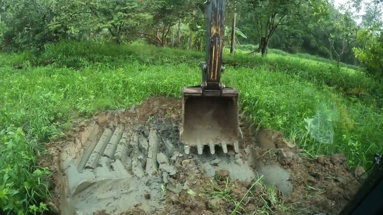 Escavadeira fazendo reforma de lagoa (FICOU TOP)