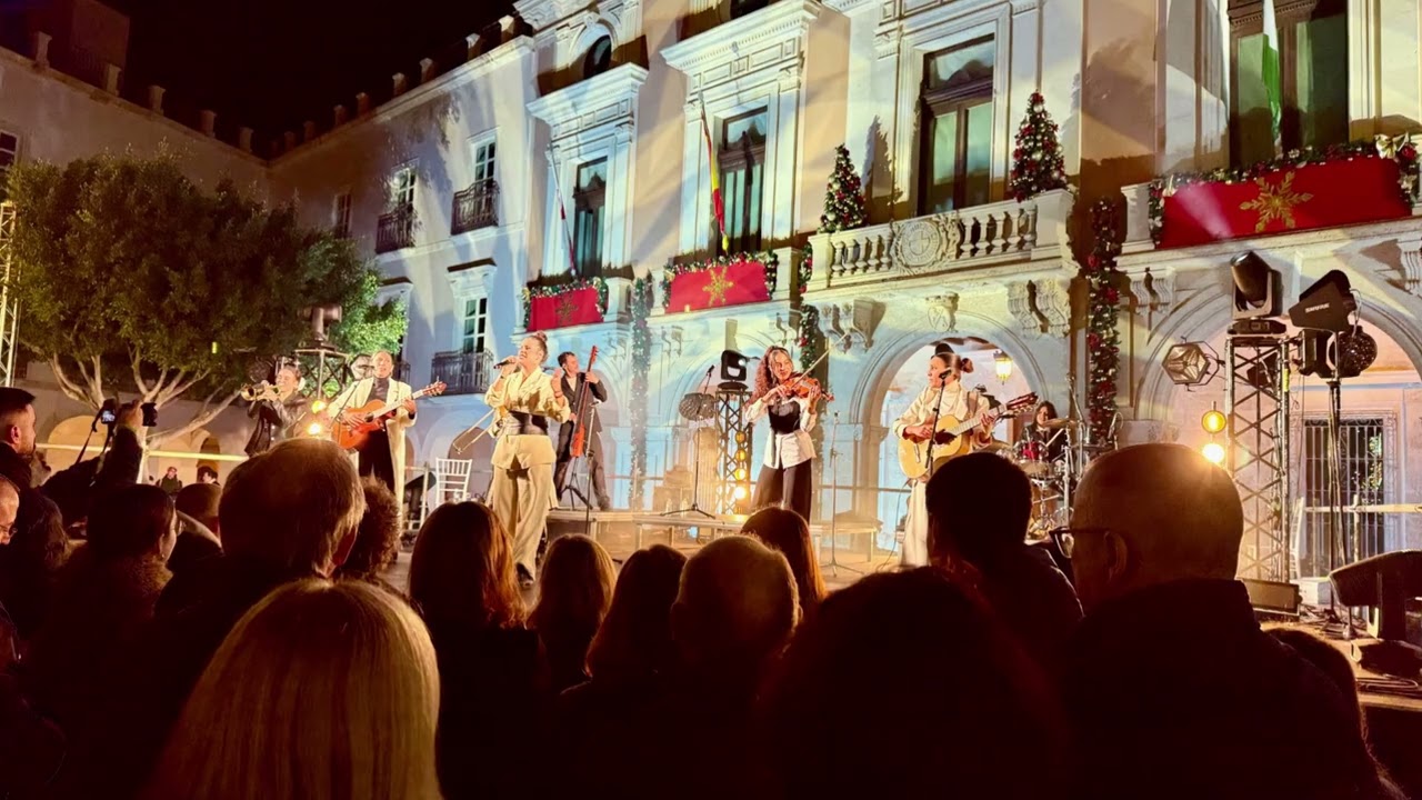 Almería. Las Migas llenan de energía flamenca la Plaza de la Constitución en cierre musical de 2025